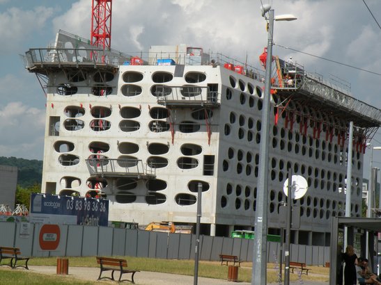  bâtiment à fenêtre ovoïdes en construction